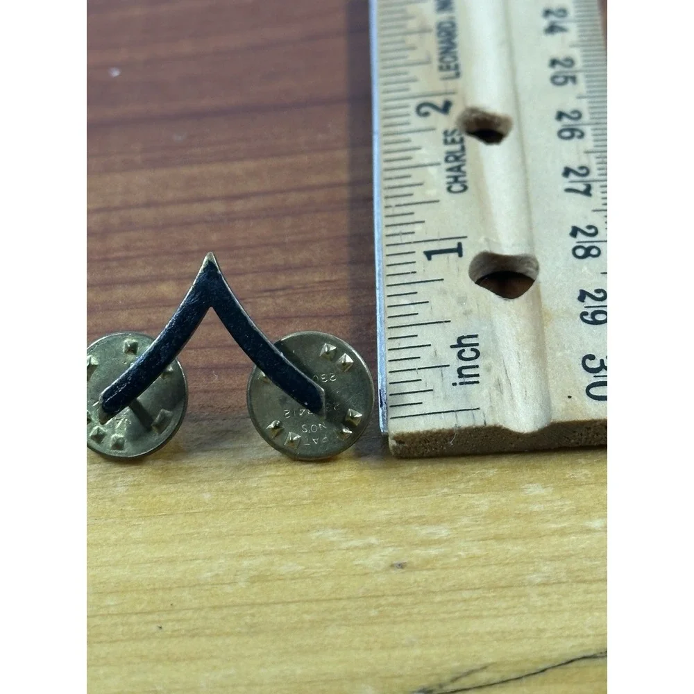 D-30 GI Army Rank Single Black Chevron Private‎ First Class Lapel Pin